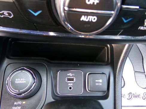 Used 2020 Jeep Cherokee Limited image 27