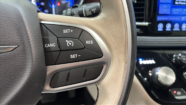 Used 2017 Chrysler Pacifica Limited w/ UConnect Theater Package FWD image 31