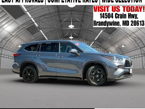 Used 2021 Toyota Highlander XLE image 1