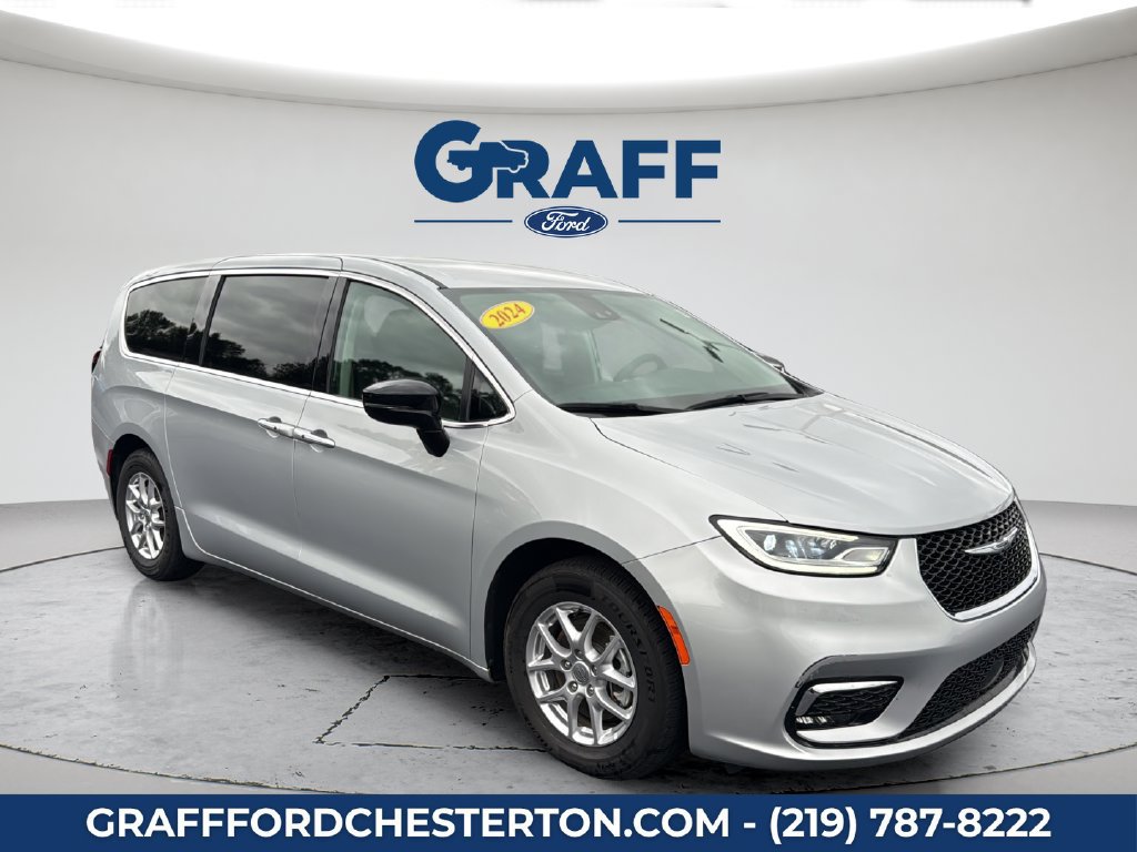 Used 2024 Chrysler Pacifica Touring-L FWD image 5