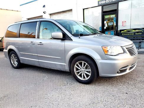 Used 2015 Chrysler Town & Country Touring FWD image 9