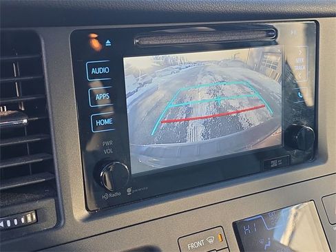 Used 2015 Toyota Sienna L image 17