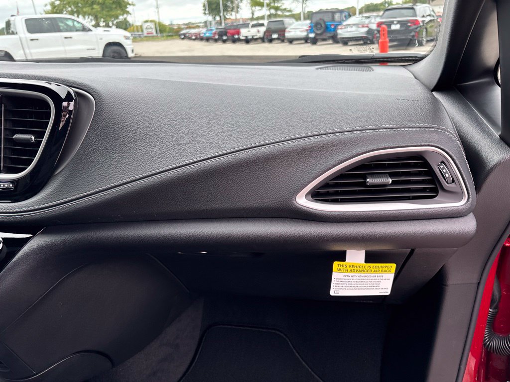 New 2027 Chrysler Pacifica Select FWD image 29