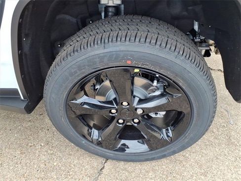 New 2025 Jeep Grand Cherokee Altitude image 18