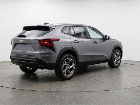 Used 2025 Chevrolet Trax LT w/ LT Convenience Package FWD image 9