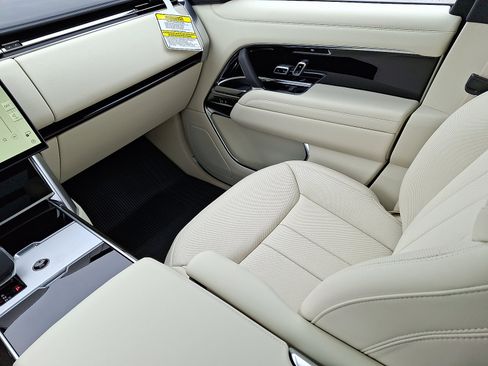 New 2026 Land Rover Range Rover SE image 13