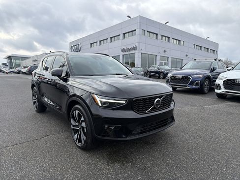 Certified 2025 Volvo XC40 B5 Plus image 1