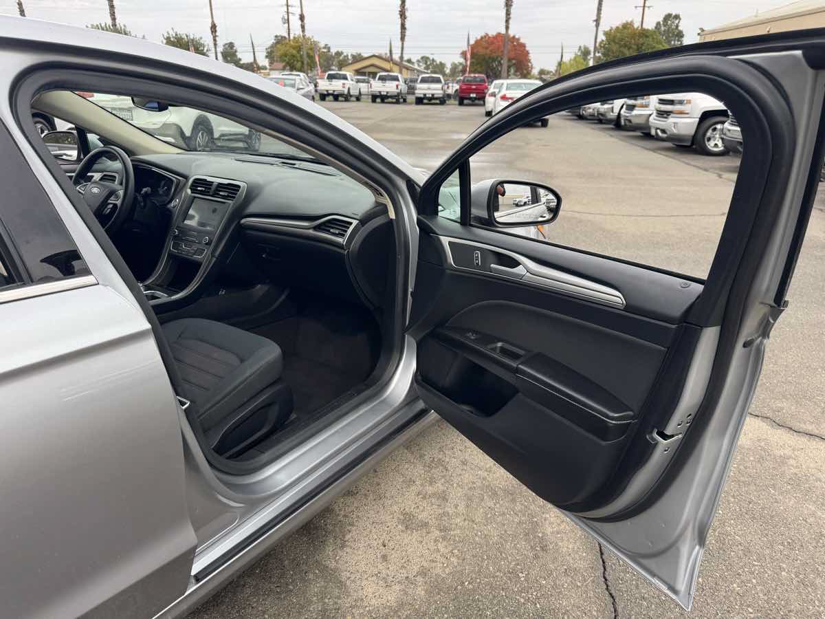 Used 2020 Ford Fusion SE FWD image 15
