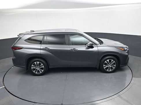 Used 2024 Toyota Highlander XLE image 32