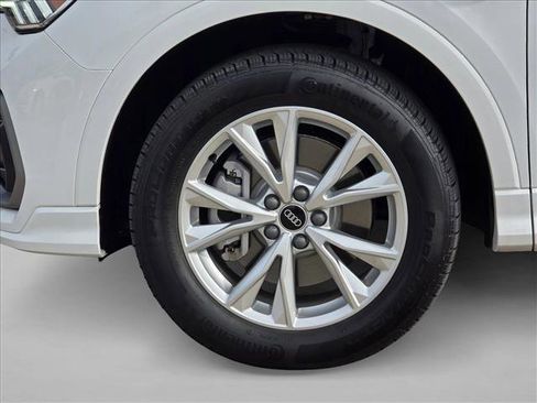 Certified 2025 Audi Q3 2.0T Premium w/ Convenience Package AWD/4WD image 9