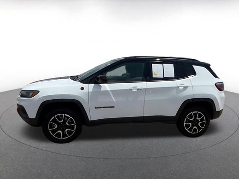 Used 2025 Jeep Compass Trailhawk AWD/4WD image 7
