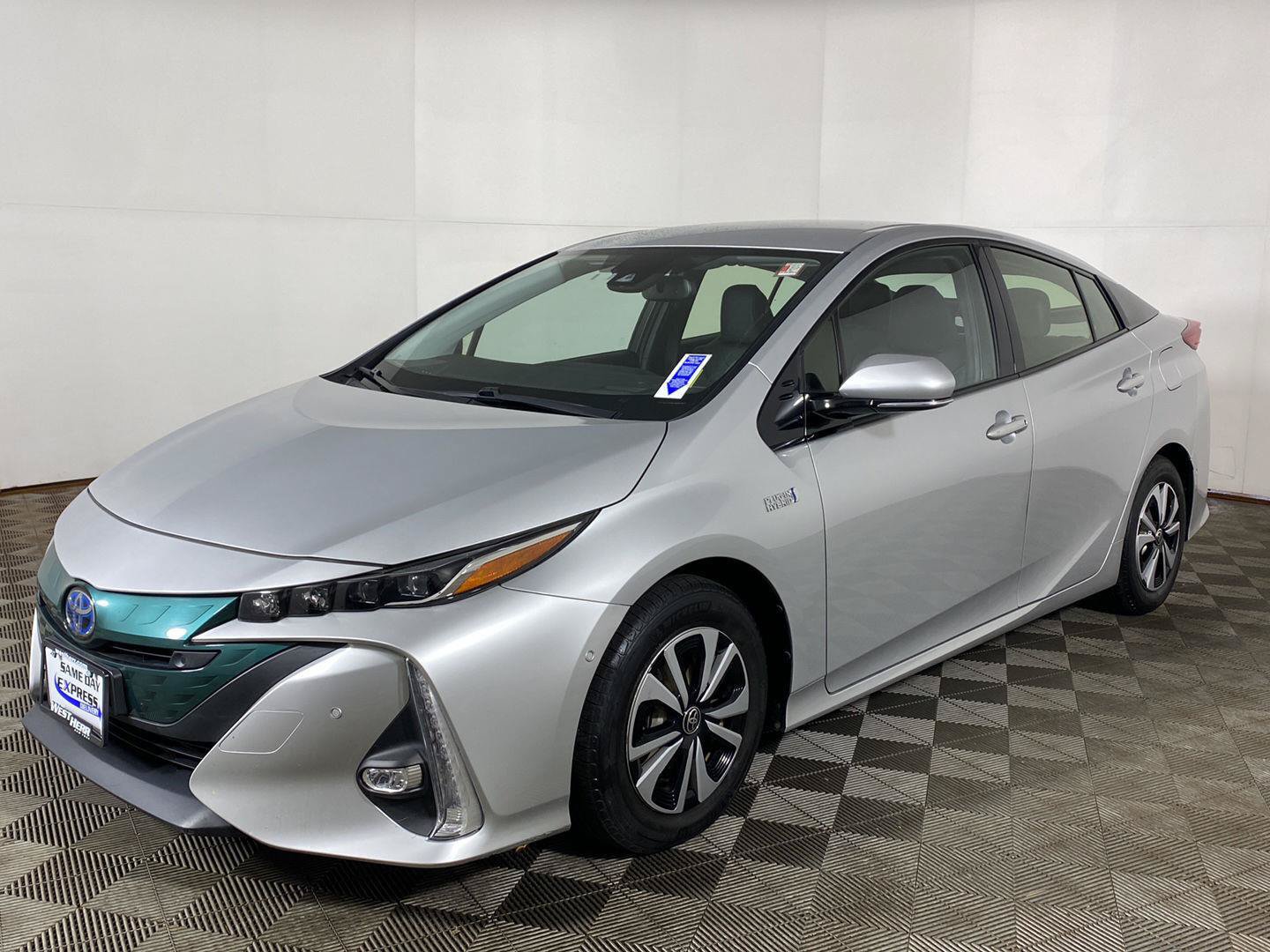 Used 2017 Toyota Prius Prime Advanced FWD image 2