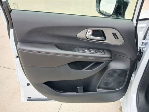 New 2027 Chrysler Pacifica Limited AWD/4WD image 11