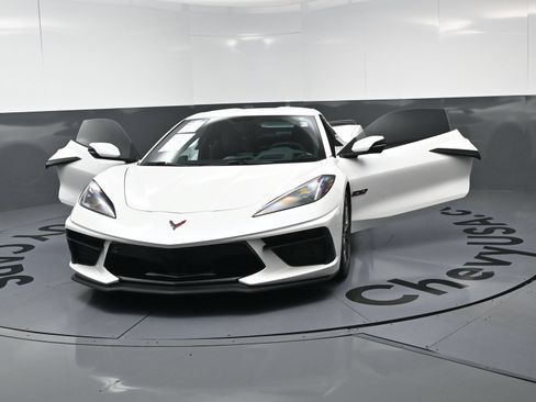 Used 2023 Chevrolet Corvette Stingray Premium Cpe w/ Z51 Performance Package RWD image 19