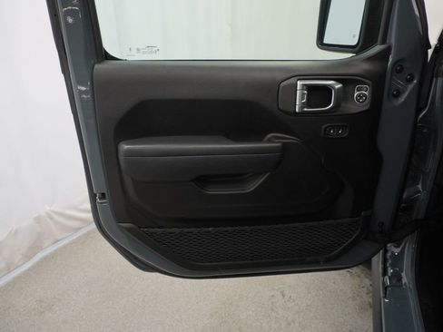 Used 2025 Jeep Wrangler Willys image 39