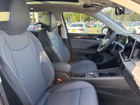 New 2026 Volkswagen Tiguan SE image 9