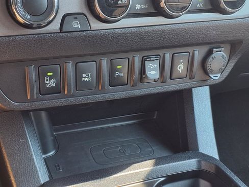 Used 2017 Toyota Tacoma TRD Sport AWD/4WD image 11