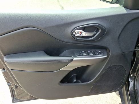 Used 2019 Jeep Cherokee Latitude w/ Popular Appearance Group FWD image 9