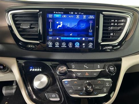 Used 2017 Chrysler Pacifica Touring-L FWD image 22