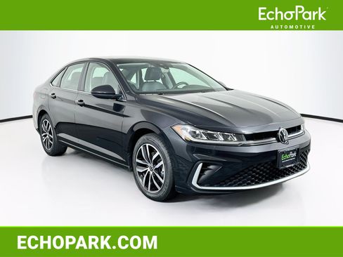 Used 2025 Volkswagen Jetta SE FWD image 1