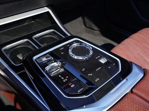 Used 2023 BMW 760i xDrive image 46