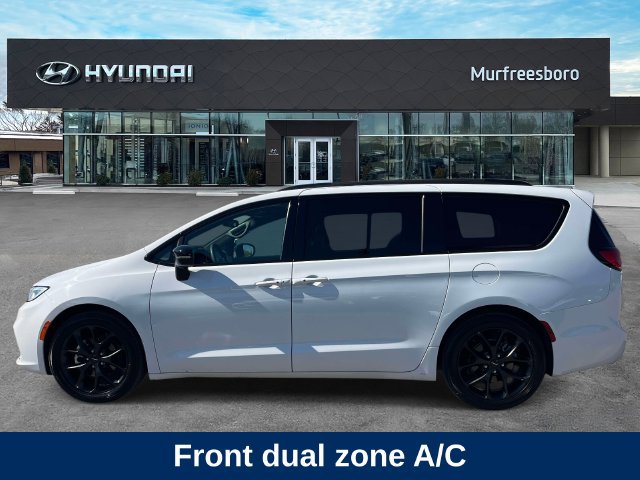 Used 2025 Chrysler Pacifica Limited FWD image 9