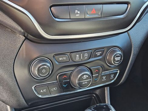 Used 2020 Jeep Cherokee Latitude Plus w/ Cold Weather Group AWD/4WD image 27