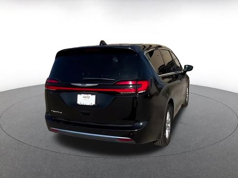 Used 2025 Chrysler Pacifica Select image 14