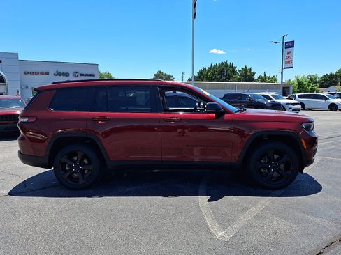 Used 2023 Jeep Grand Cherokee L Limited w/ Black Appearance Package AWD/4WD image 7