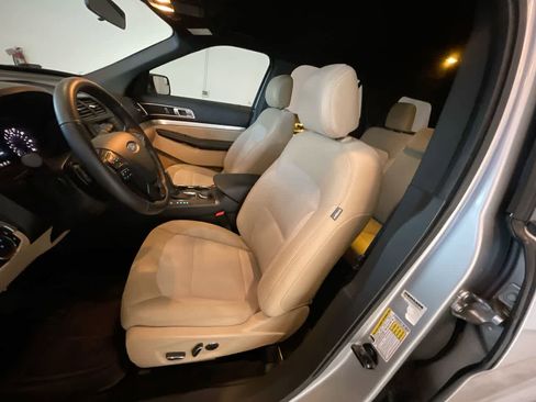 Used 2016 Ford Explorer XLT image 11