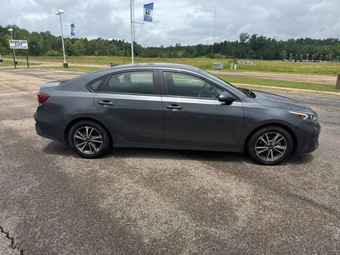 Used 2022 Kia Forte LXS w/ LXS Technology Package FWD image 4