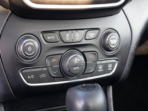 Used 2021 Jeep Cherokee Trailhawk w/ Sun, Sound & Nav Group image 18