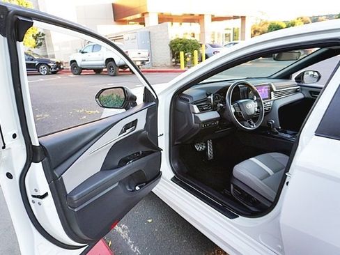 Used 2025 Toyota Camry SE image 35