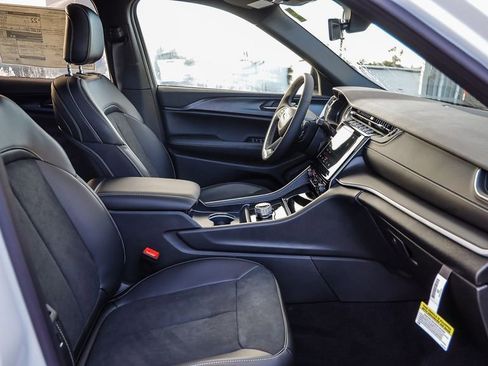 New 2025 Jeep Grand Cherokee Altitude image 18