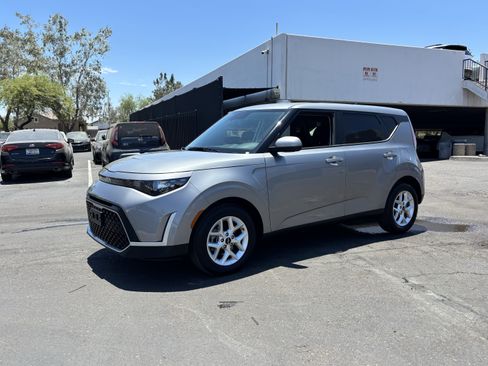 Certified 2025 Kia Soul LX w/ LX Technology Package FWD image 2