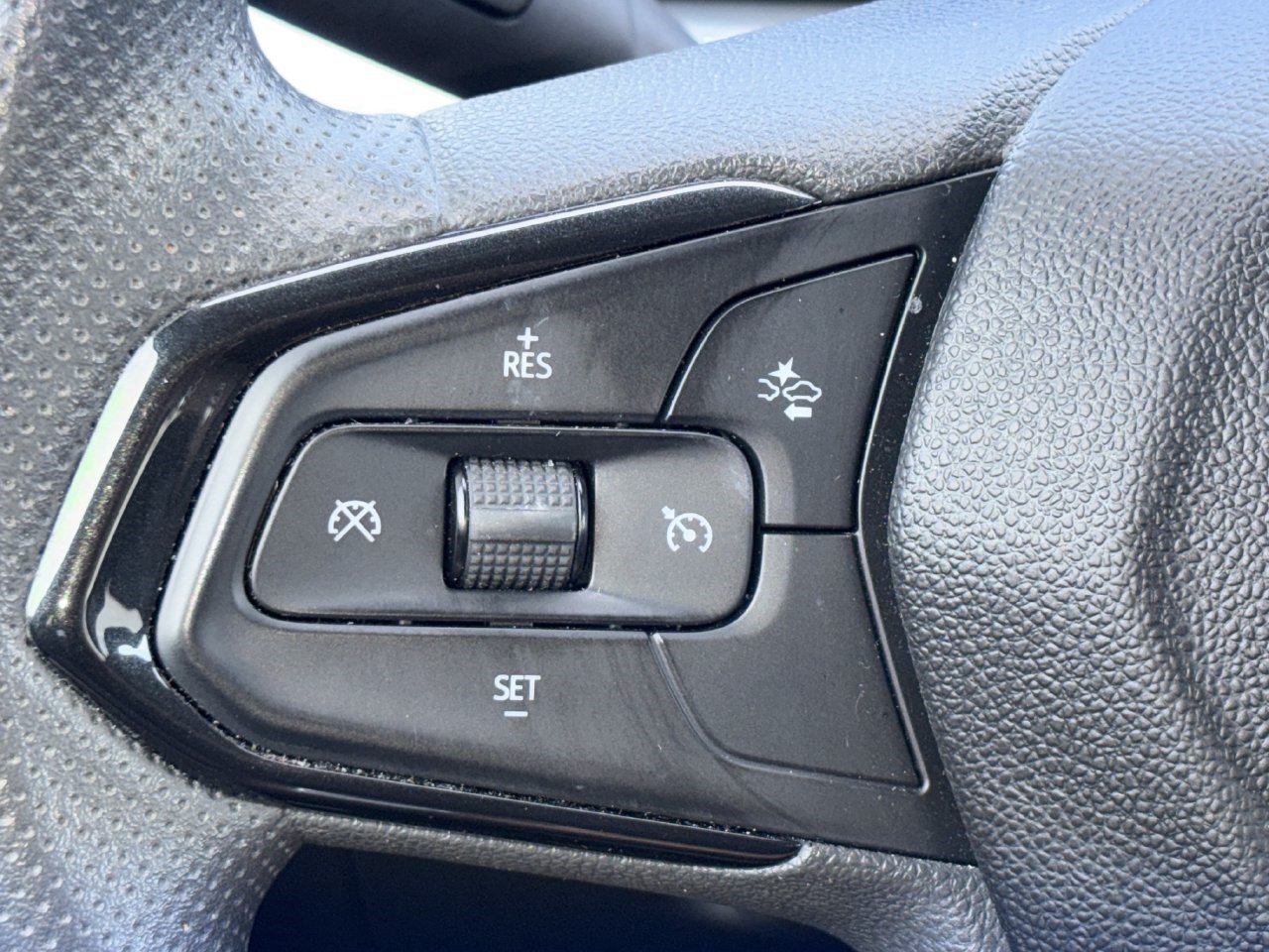 Used 2025 Chevrolet Trax LT FWD image 21
