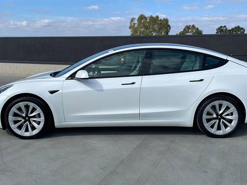 Used 2022 Tesla Model 3 Standard Range image 2