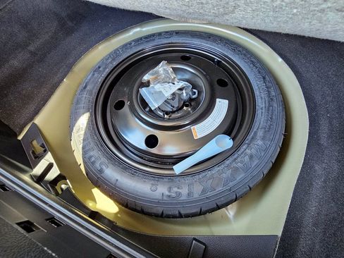 Used 2018 Ford Explorer XLT w/ Equipment Group 202A AWD/4WD image 28