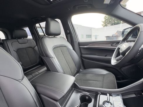 New 2026 Jeep Grand Cherokee Altitude image 21