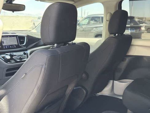 Used 2018 Chrysler Pacifica Touring Plus w/ Tire & Wheel Group FWD image 16
