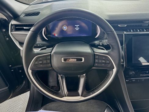 Used 2022 Jeep Grand Cherokee L Laredo image 16