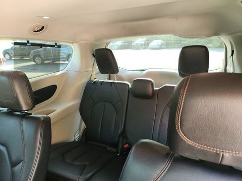 Used 2018 Chrysler Pacifica Touring-L FWD image 11