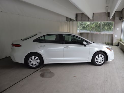 Used 2026 Toyota Corolla LE w/ LE Premium Package FWD image 4