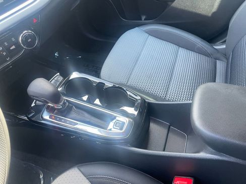 Used 2025 Chevrolet Trax LT image 42