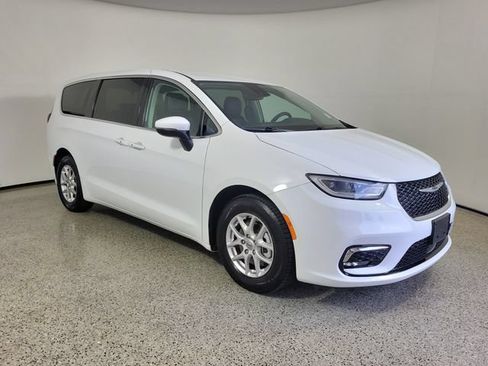 Used 2023 Chrysler Pacifica Touring-L FWD image 4