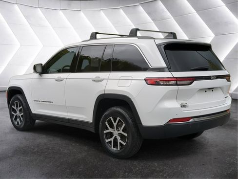 Used 2023 Jeep Grand Cherokee Limited w/ Trailer Tow Prep Group (B) AWD/4WD image 5