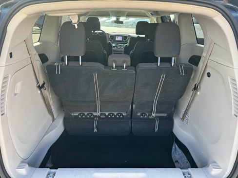 Used 2022 Chrysler Voyager LX FWD image 8