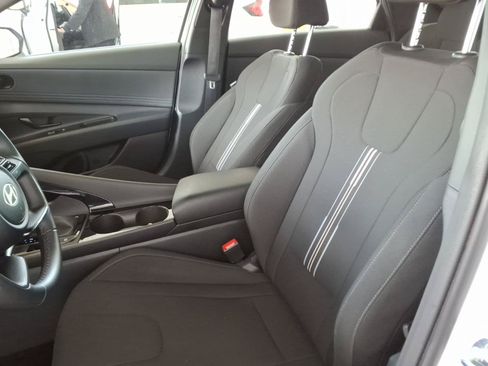 Certified 2025 Hyundai Elantra SEL FWD image 10