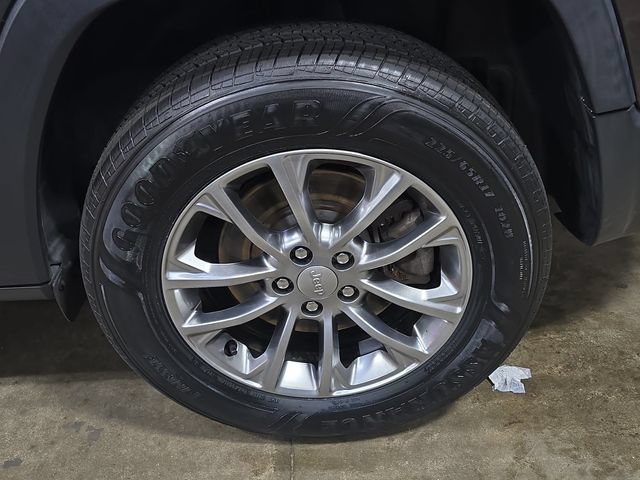 Used 2020 Jeep Cherokee Latitude Plus w/ Cold Weather Group AWD/4WD image 33