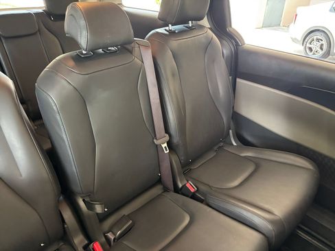 Used 2026 Kia Carnival FWD image 40